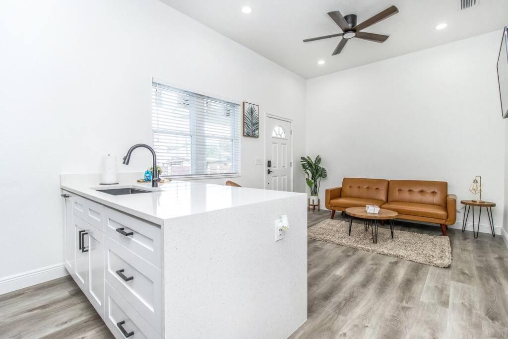 2Br Spacious House In Heart Of West Tampa Exterior photo